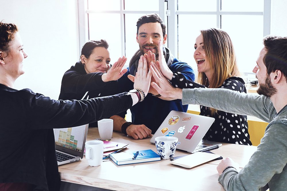 La employee experience (EX) es la percepción y el sentimiento que tienen los empleados sobre su experiencia en la empresa.